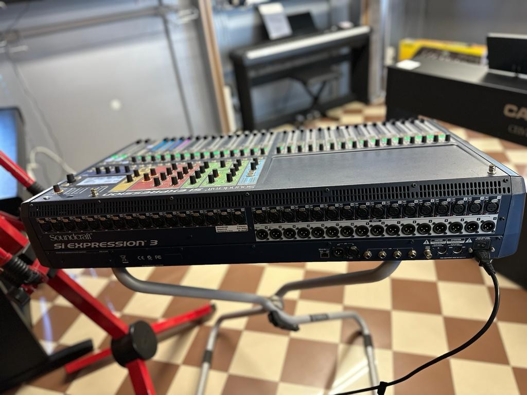 SOUNDCRAFT Si Expression 3 - MIXER DIGITALE 32 CANALI CON CUSTODIA RIGIDA- OTTIME CONDIZIONI