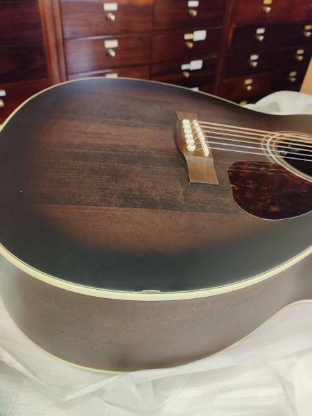 GUILD ITALIA OM-240CE ANTIQUE CHARCOAL BURST