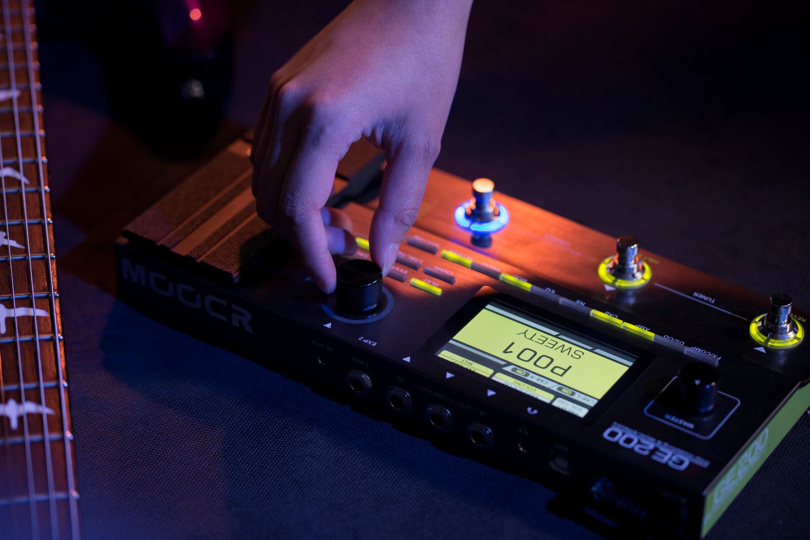 MOOER GE200 MODELADOR Y MULTI-EFECTOS