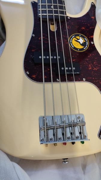MARCUS MILLER P5R ALDER-5 VINTAGE WHITE