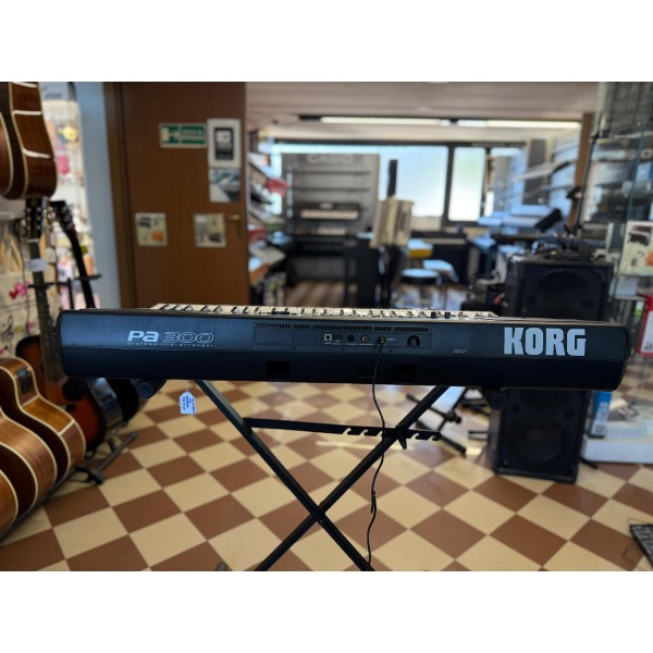 Korg PA300 – Tastiera Arranger Usata in Perfette Condizioni Estetiche e Funzionali