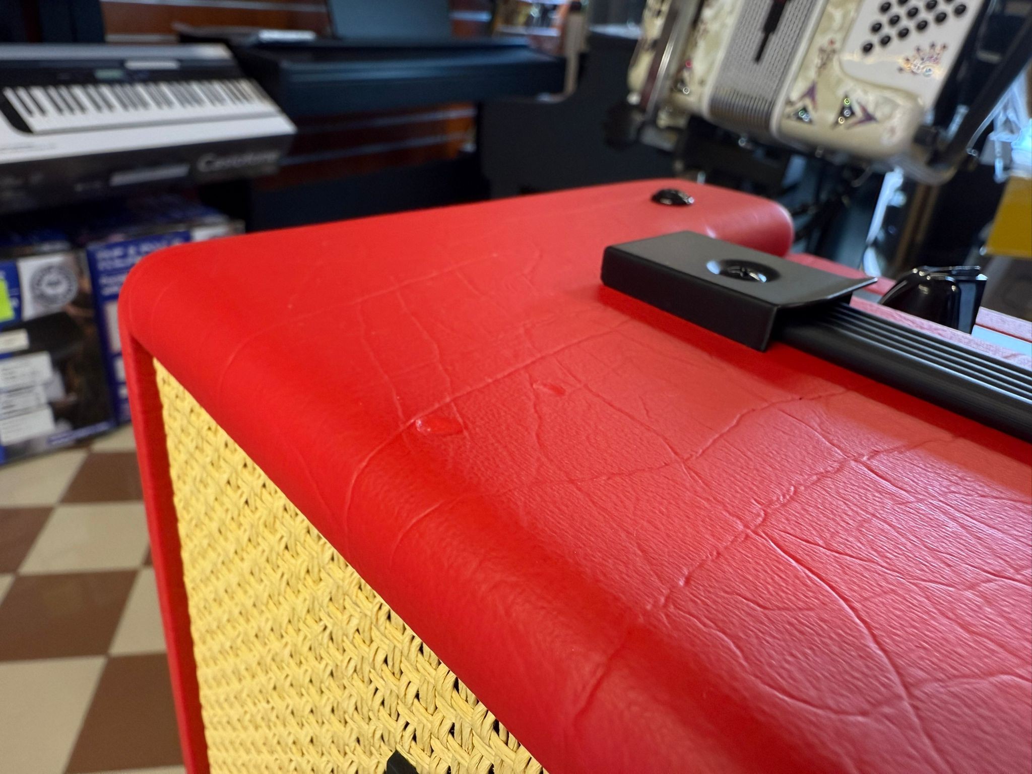 BLACKSTAR Debut 15E Red - AMPLIFICATORE COMBO 2x3" CON EFFETTI PER CHITARRA 15W