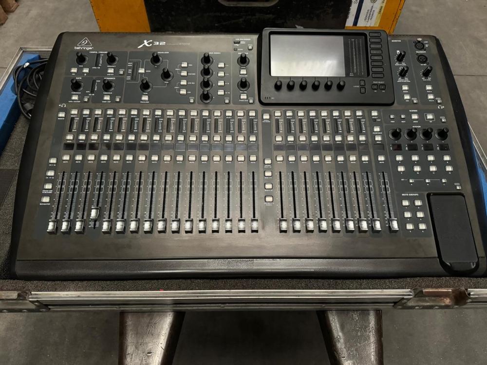 USATI BEHRINGER X32 + CASE + RACK 4U + S32 US
