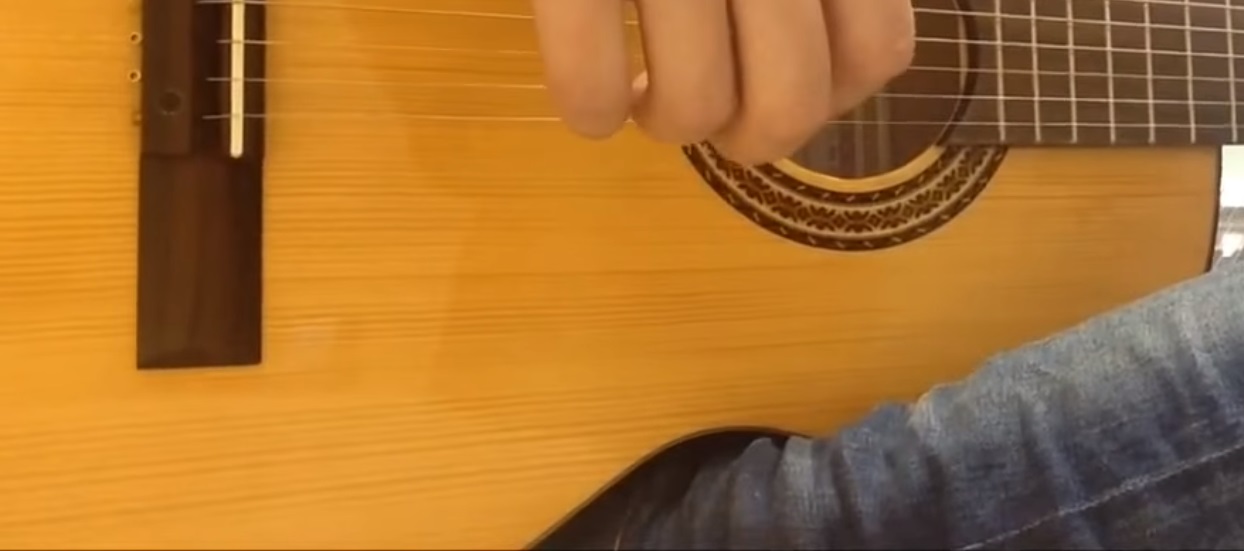 HORA CHITARRA CLASSICA 4-4 MADE IN EUROPE VERSIONE SPAGNOLA DOPPIO MASSELLO TOP ABETE MASSELLO FONDO-FASCE ACERO MASSELLO ROSETT