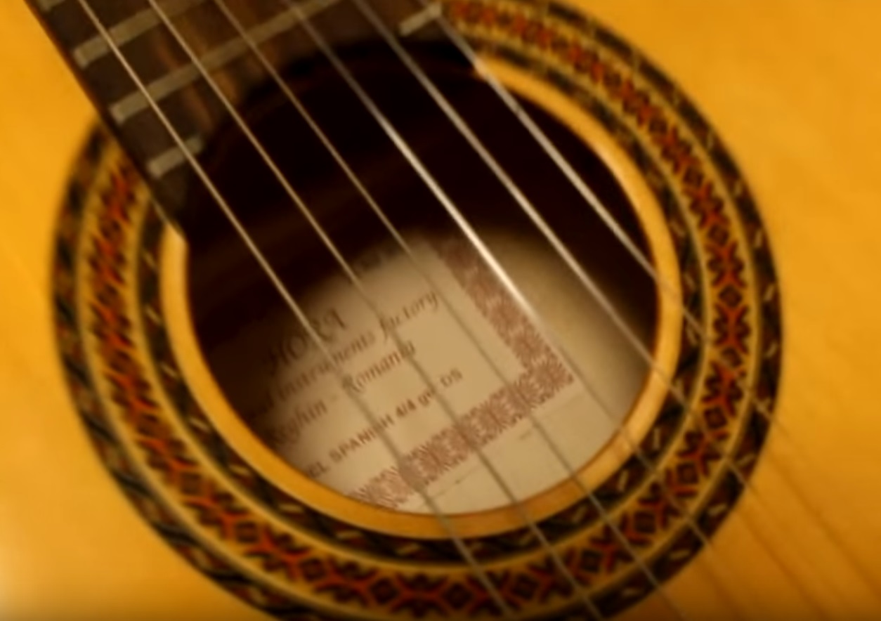 HORA CHITARRA CLASSICA 4-4 MADE IN EUROPE VERSIONE SPAGNOLA DOPPIO MASSELLO TOP ABETE MASSELLO FONDO-FASCE ACERO MASSELLO ROSETT