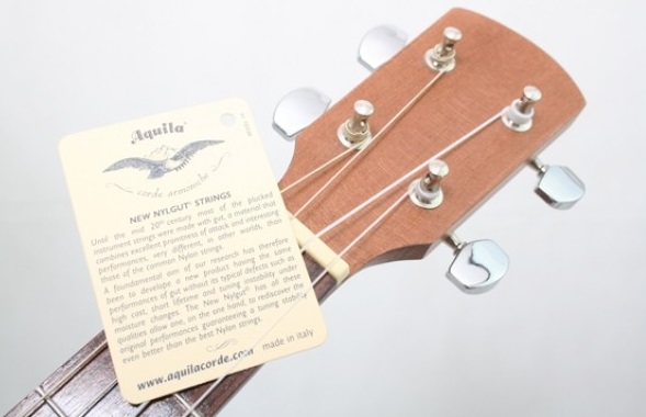 HORA UKULELE BARITONO MADE IN EUROPE TAVOLA TOP E CORPO IN MOGANO MASSELLO TASTIERA IN PALISSANDRO