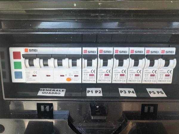 EXTREME QUADRO CORRENTE POWERBOX SPINA 32A TRIFASE 6 PRESE CEE 16A MONOFASE 3 SPIE DI RETE PULSANTE SICUREZZA
