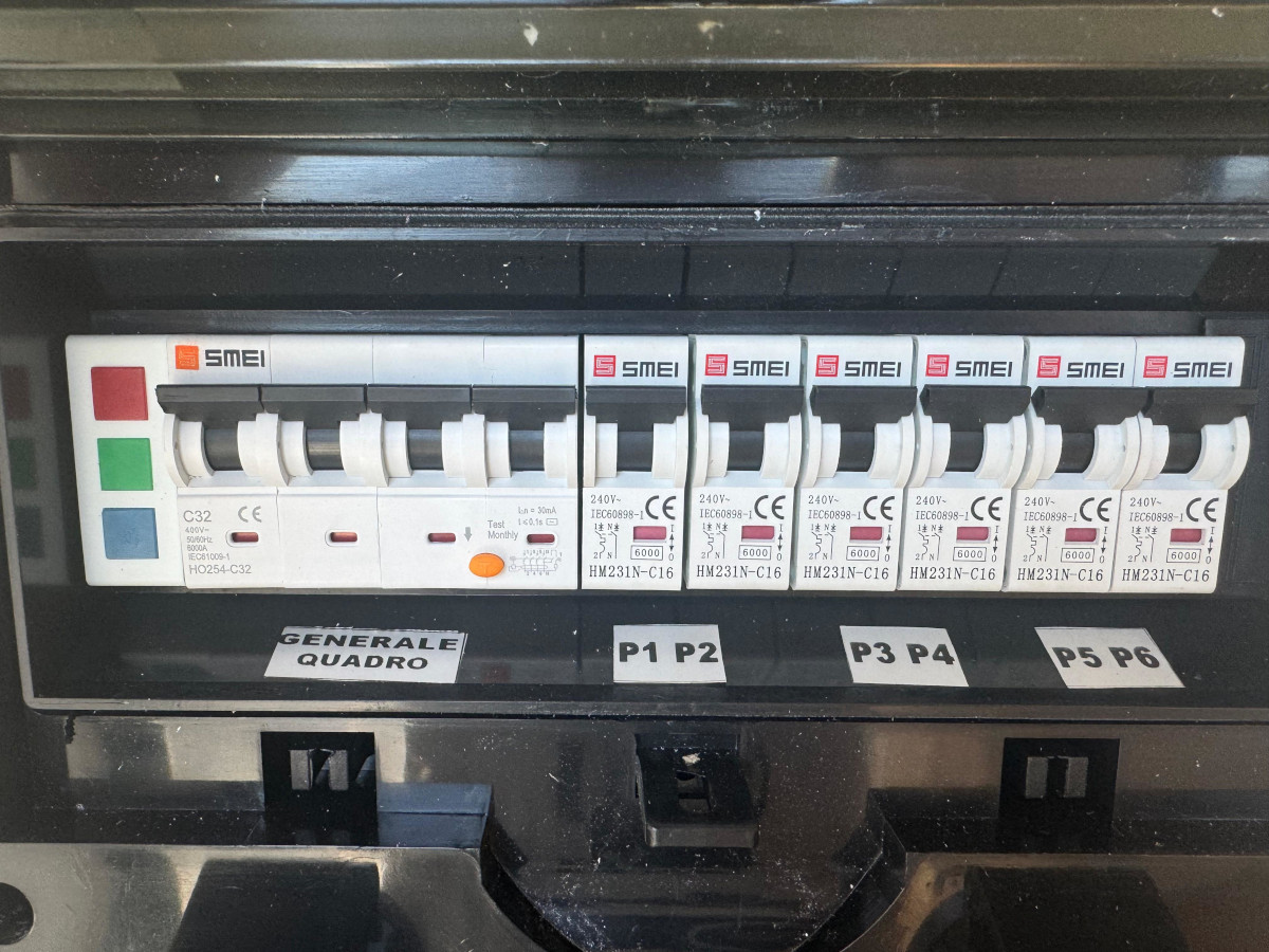 EXTREME QUADRO CORRENTE POWERBOX SPINA 32A TRIFASE 6 PRESE CEE 16A MONOFASE 3 SPIE DI RETE PULSANTE SICUREZZA