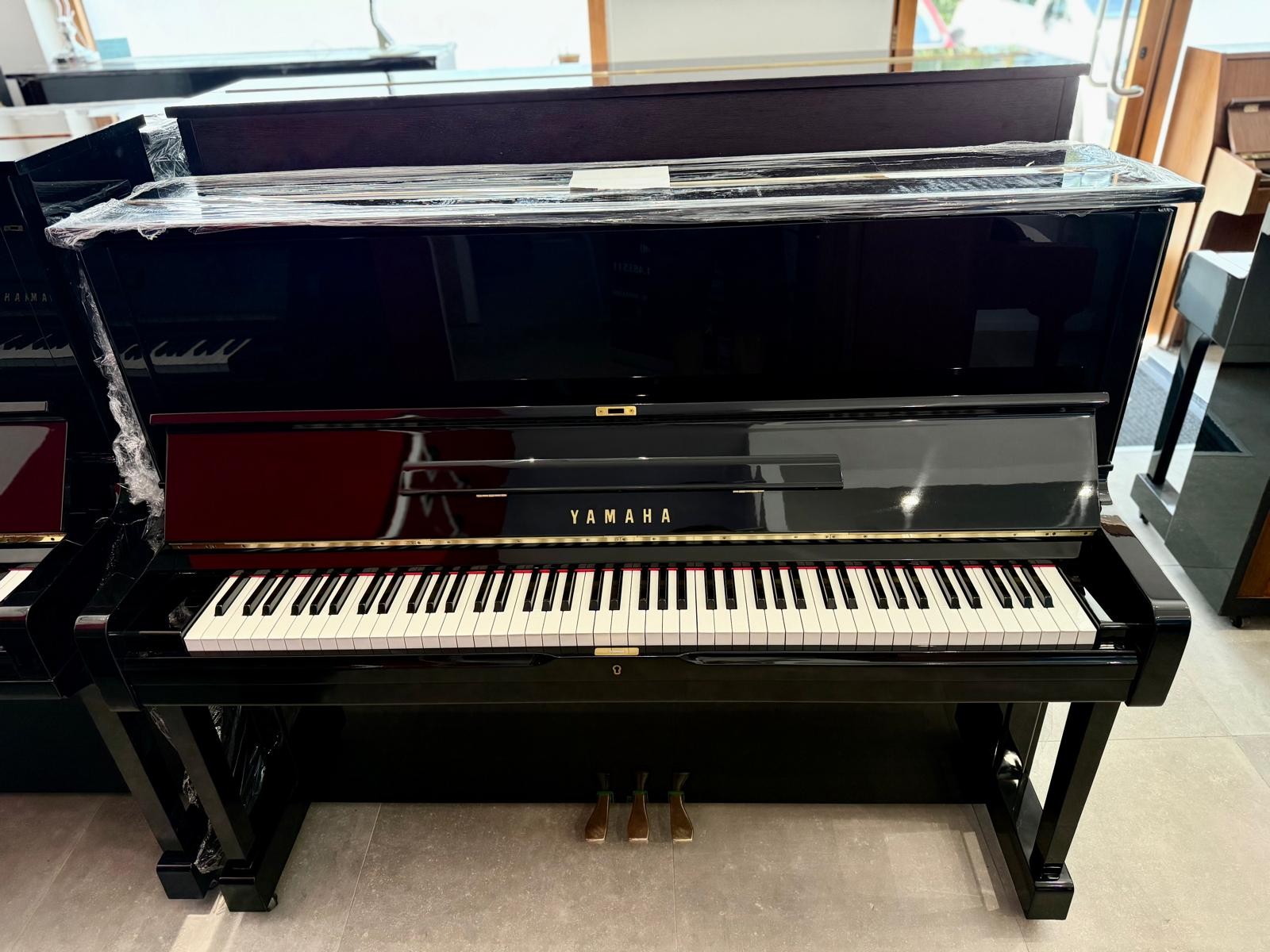 Pianoforte Verticale Yamaha U1M – Precisione Giapponese, Suono che Ispira | 121 cm in Nero Lucido 3436206