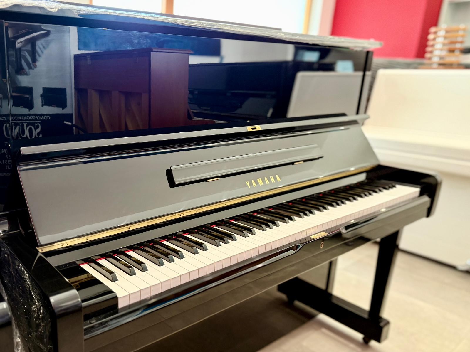Pianoforte Verticale Yamaha U1M – Precisione Giapponese, Suono che Ispira | 121 cm in Nero Lucido 3436206