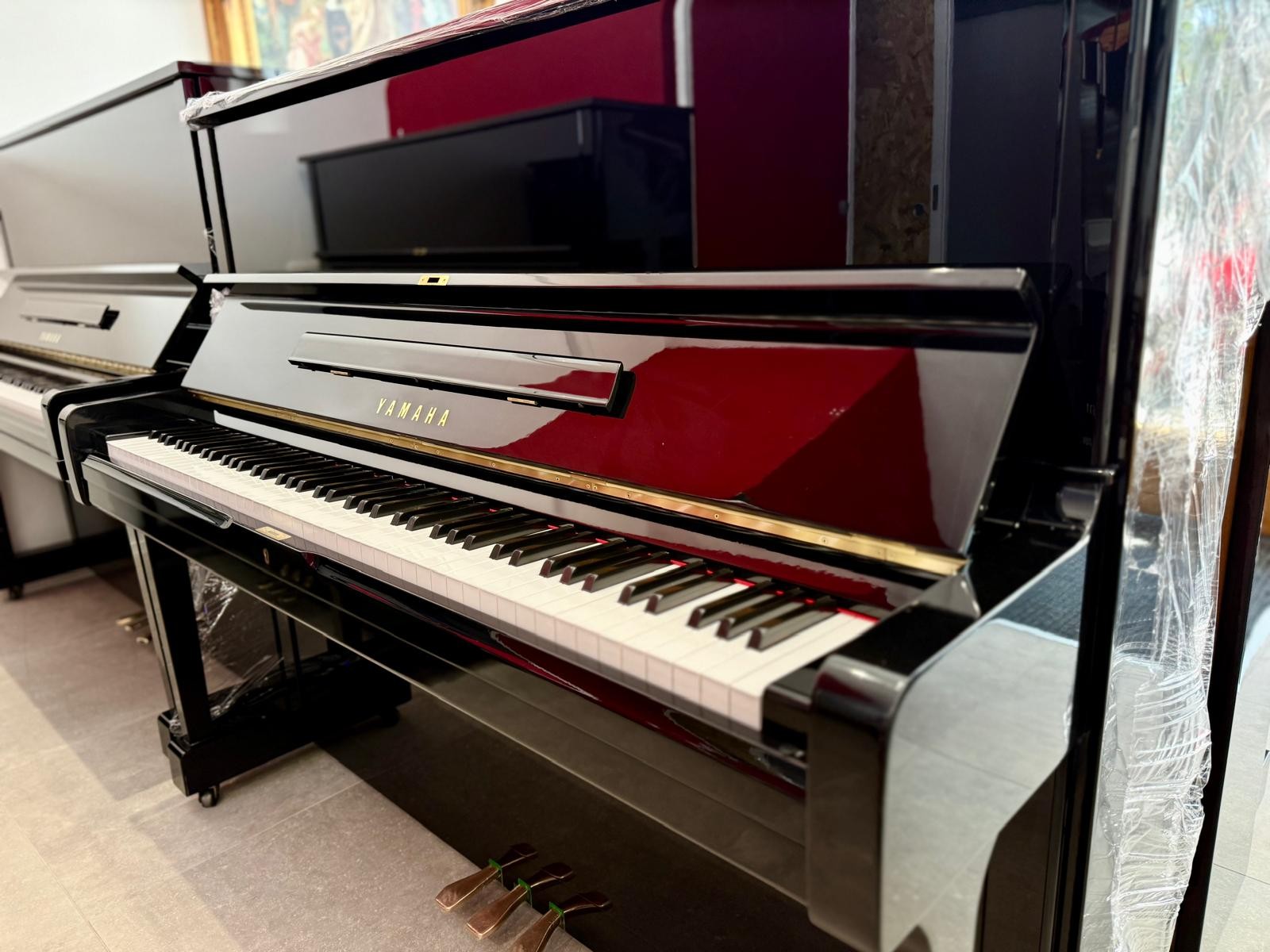 Pianoforte Verticale Yamaha U1M – Precisione Giapponese, Suono che Ispira | 121 cm in Nero Lucido 3436206