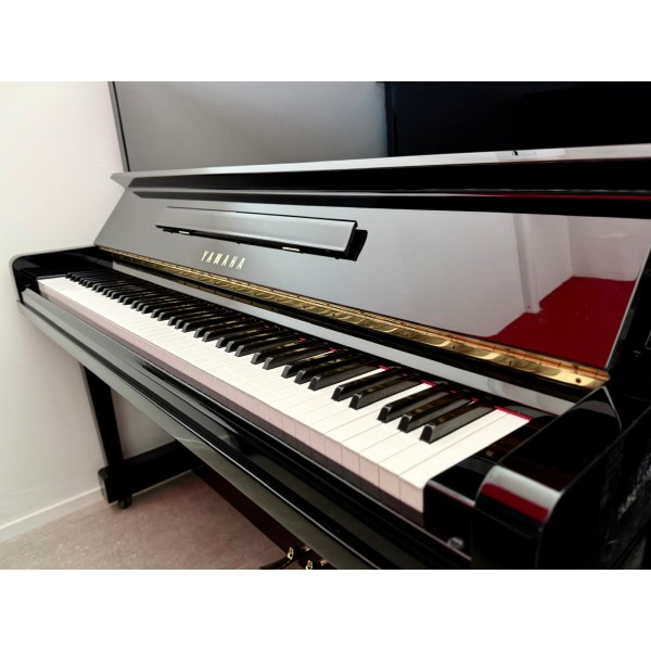 Pianoforte Verticale Yamaha U30BL – Eleganza senza tempo in nero lucido 4397347
