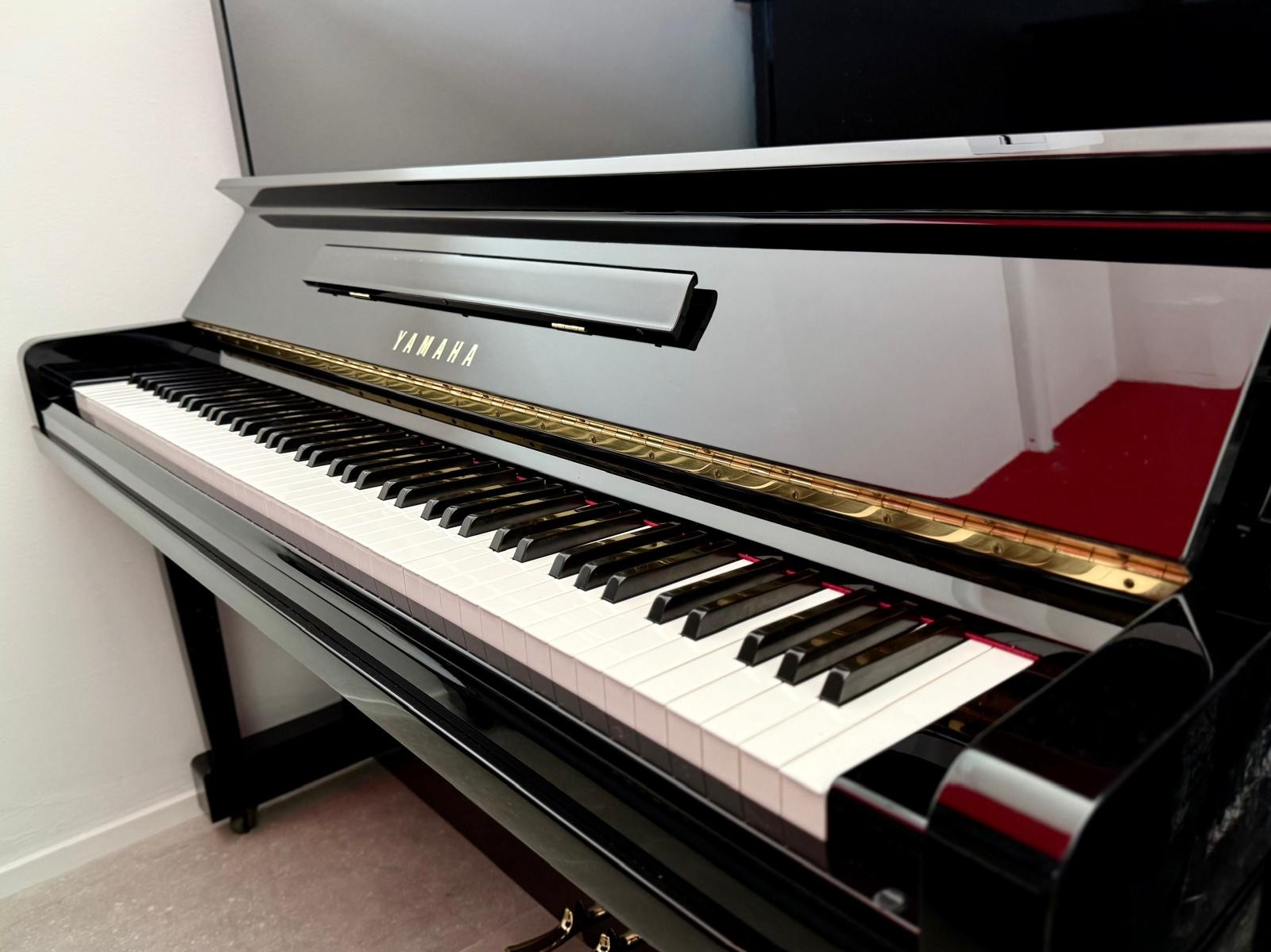 Pianoforte Verticale Yamaha U30BL – Eleganza senza tempo in nero lucido 4397347