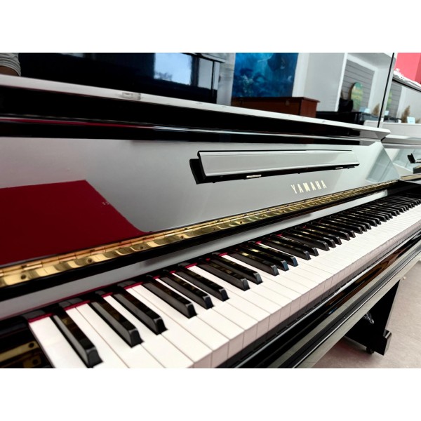 Pianoforte Verticale Yamaha U30BL – Eleganza senza tempo in nero lucido 4397347