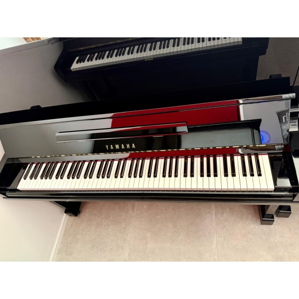Pianoforte Verticale Yamaha U30BL – Eleganza senza tempo in nero lucido 4397347