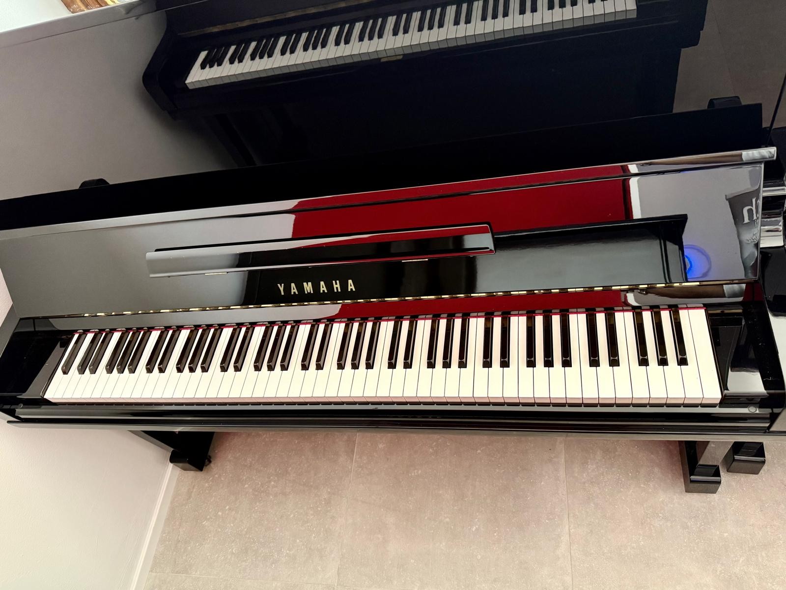 Pianoforte Verticale Yamaha U30BL – Eleganza senza tempo in nero lucido 4397347