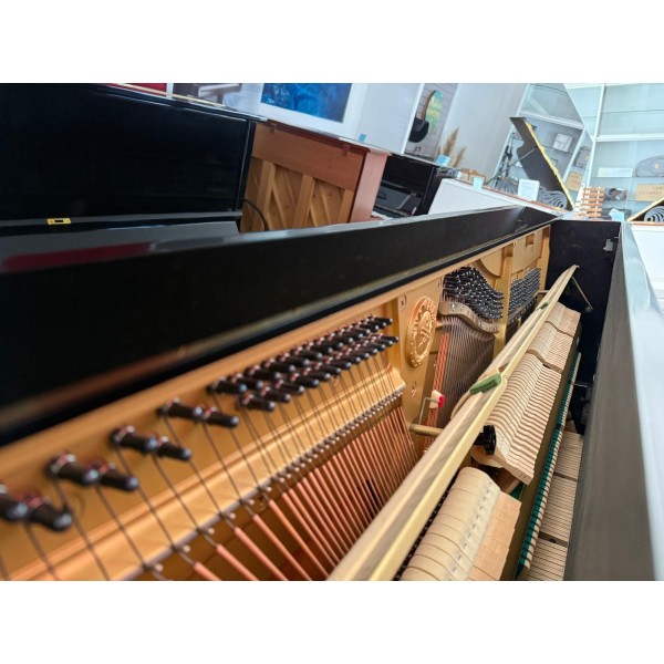 Pianoforte Verticale Yamaha U30BL – Eleganza senza tempo in nero lucido 4397347