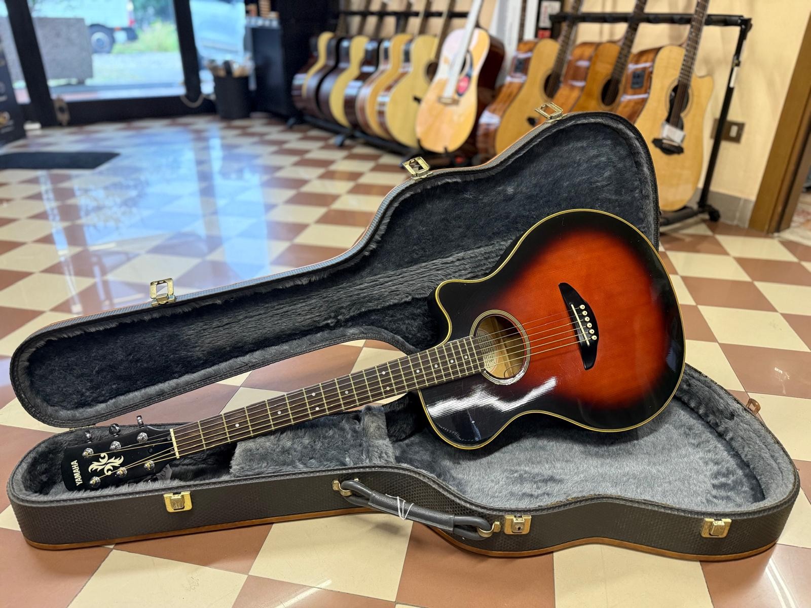 Yamaha APX-4 – Chitarra Elettroacustica Usata in Buone Condizioni CON CUSTODIA RIGIDA