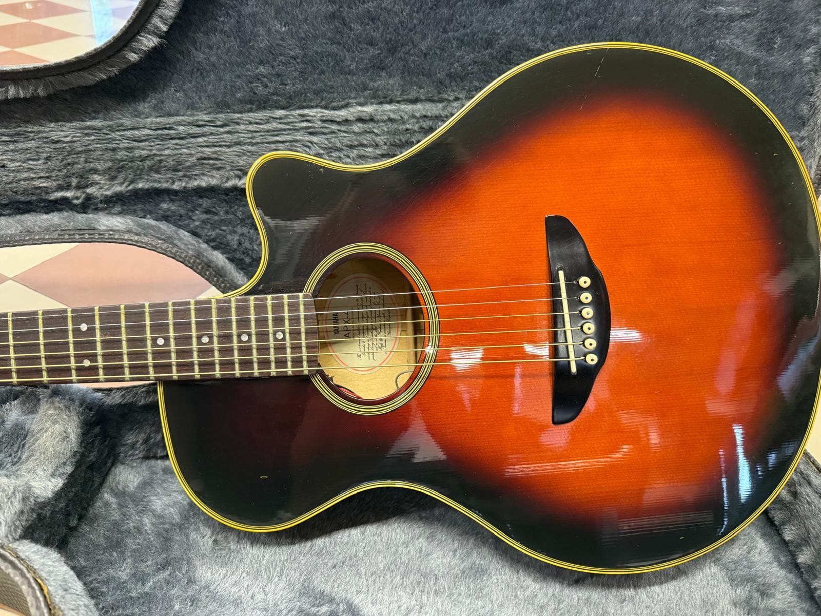 Yamaha APX-4 – Chitarra Elettroacustica Usata in Buone Condizioni CON CUSTODIA RIGIDA