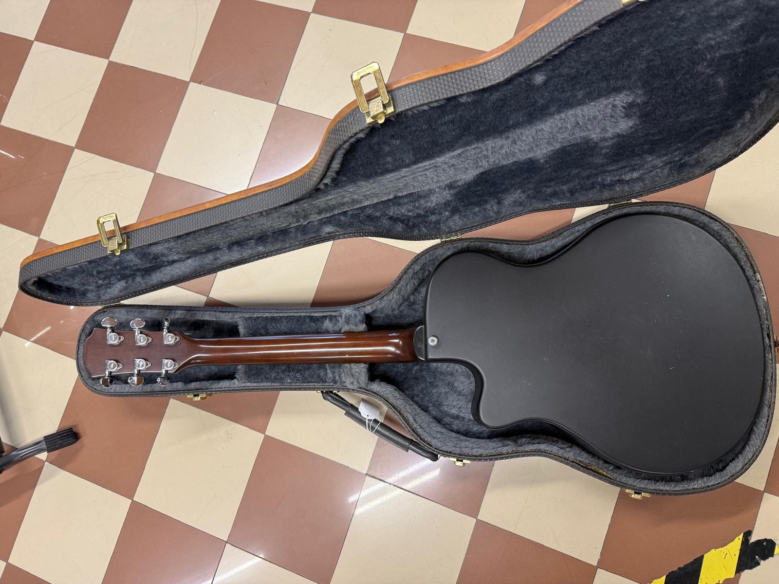 Yamaha APX-4 – Chitarra Elettroacustica Usata in Buone Condizioni CON CUSTODIA RIGIDA