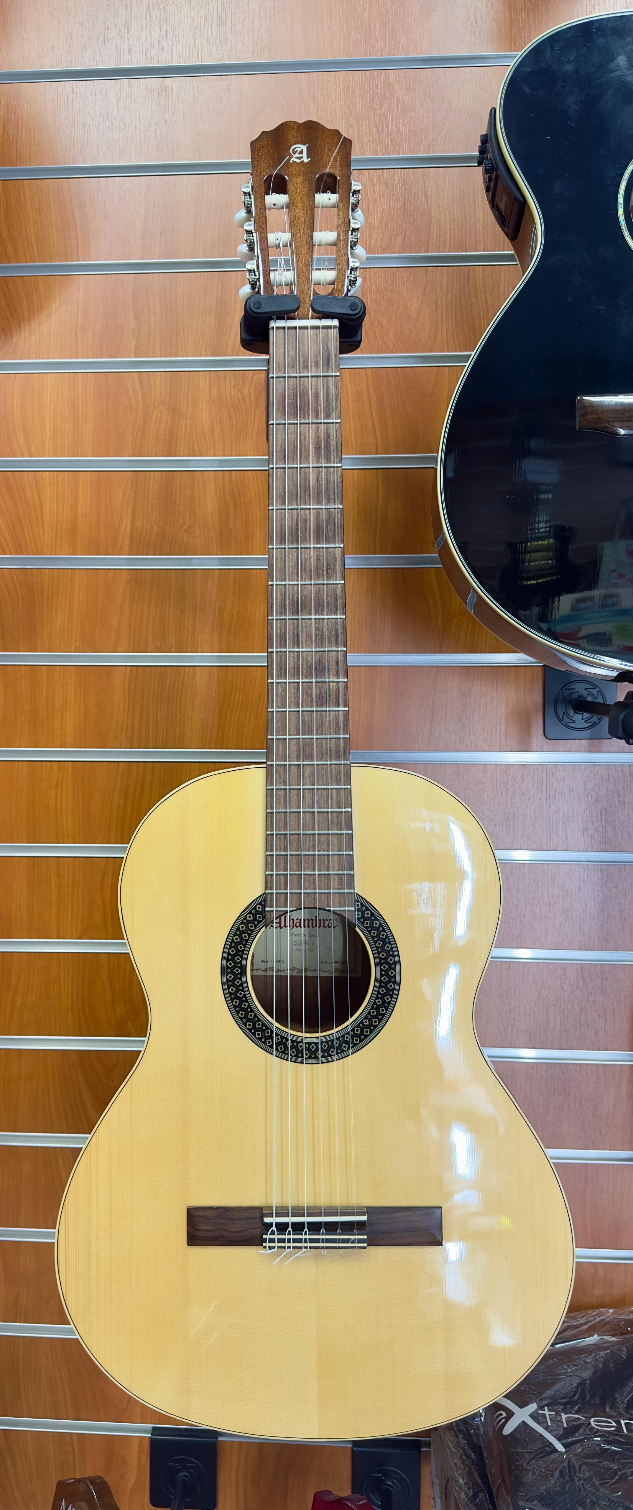 Alhambra 1C HT - chitarra classica con custodia