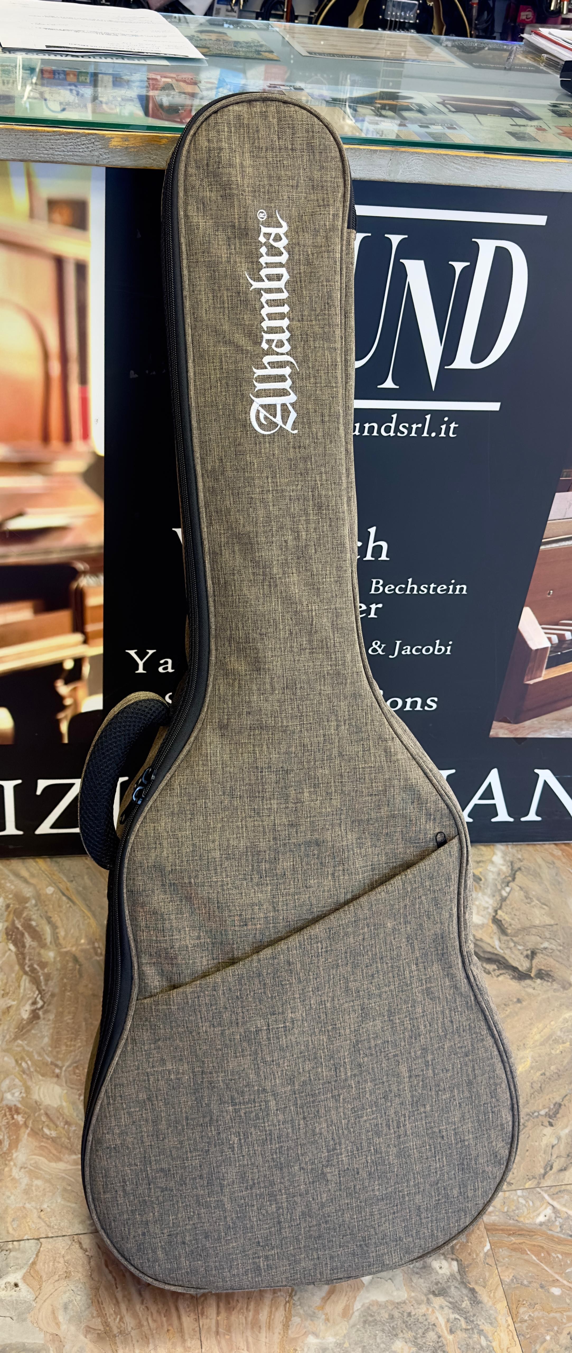 Alhambra 1C HT - chitarra classica con custodia