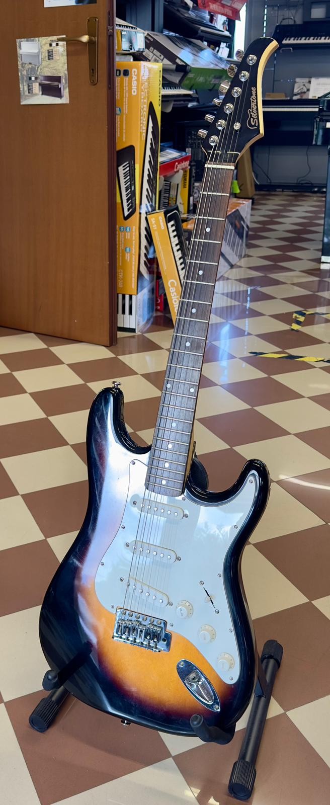 chitarra elettrica silvertone stratocaster  sunburst con custodia