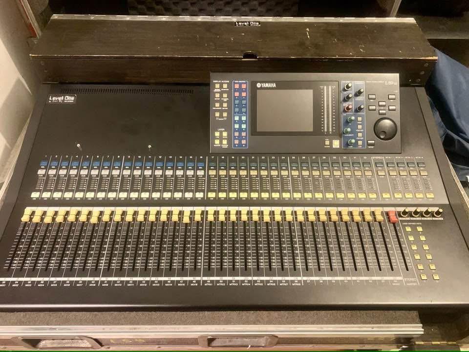 YAMAHA LS9-32 MIXER DIGITALE 32 CANALI CON 33 FADER MOTORIZZATI + FLIGHT CASE USATO