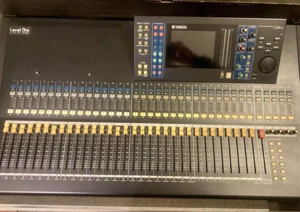 YAMAHA LS9-32 MIXER DIGITALE 32 CANALI CON 33 FADER MOTORIZZATI + FLIGHT CASE USATO