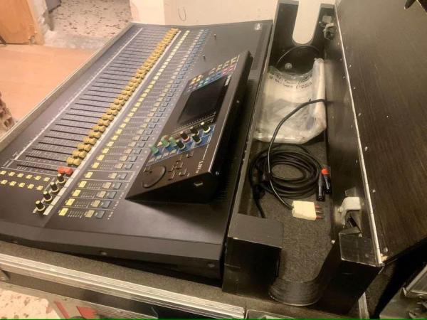 YAMAHA LS9-32 MIXER DIGITALE 32 CANALI CON 33 FADER MOTORIZZATI + FLIGHT CASE USATO