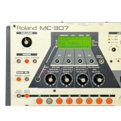 ROLAND MC-307 GROOVEBOX - SEQUENCER E SINTETIZZATORE