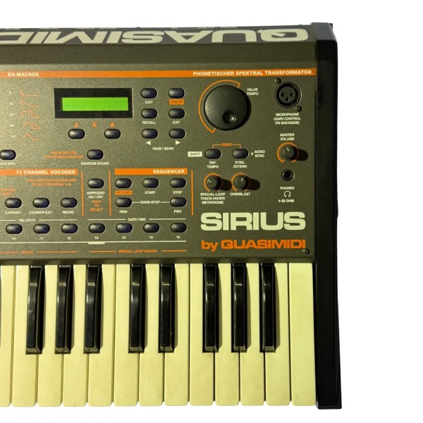 QUASIMIDI SIRIUS - GROOVESYNTH E WORKSTATION DIGITALE CON CUSTODIA - USATO