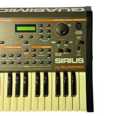 QUASIMIDI SIRIUS - GROOVESYNTH E WORKSTATION DIGITALE CON CUSTODIA - USATO