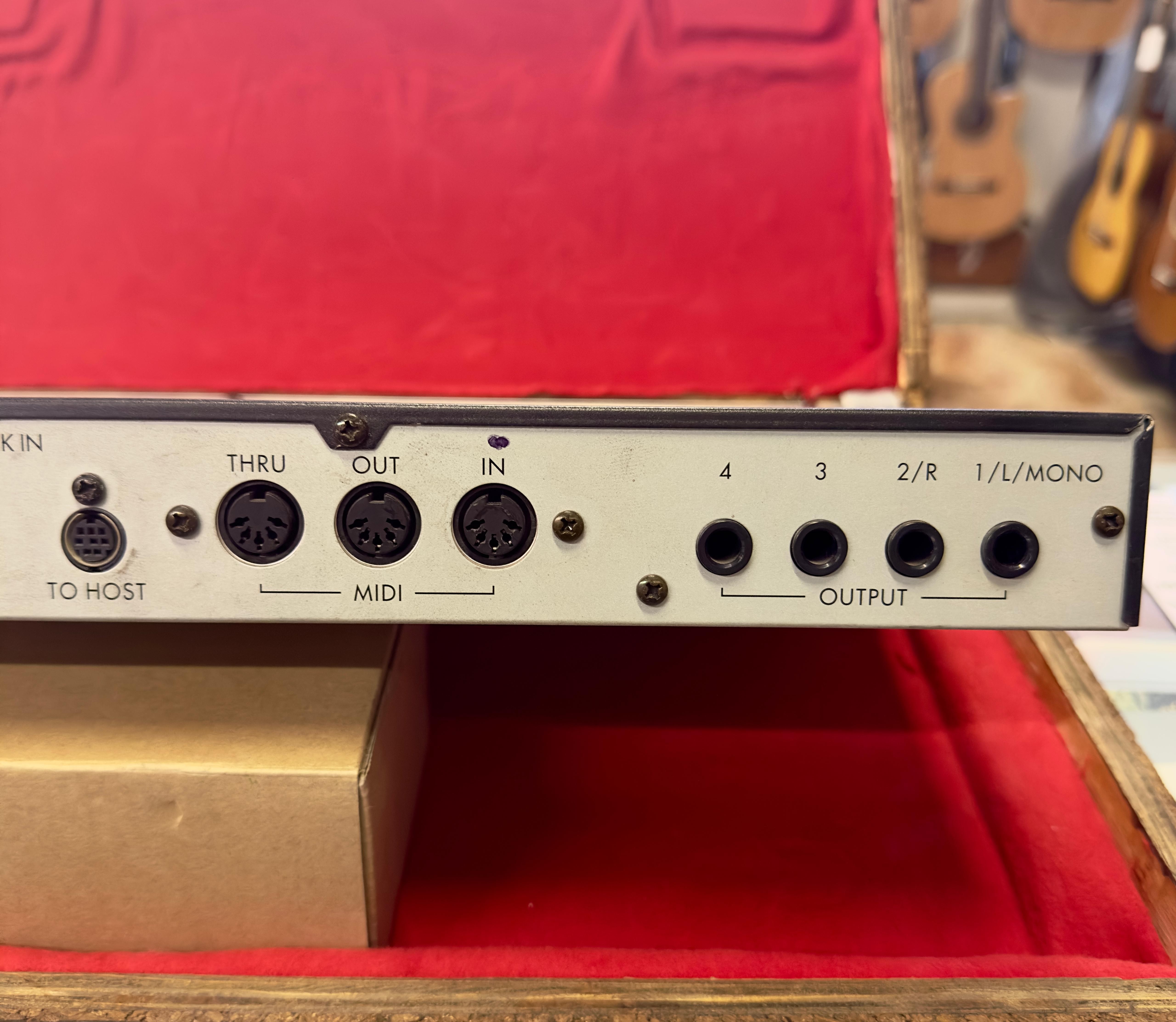 KORG TR T-RACK - EXPANDER CON CUSTODIA