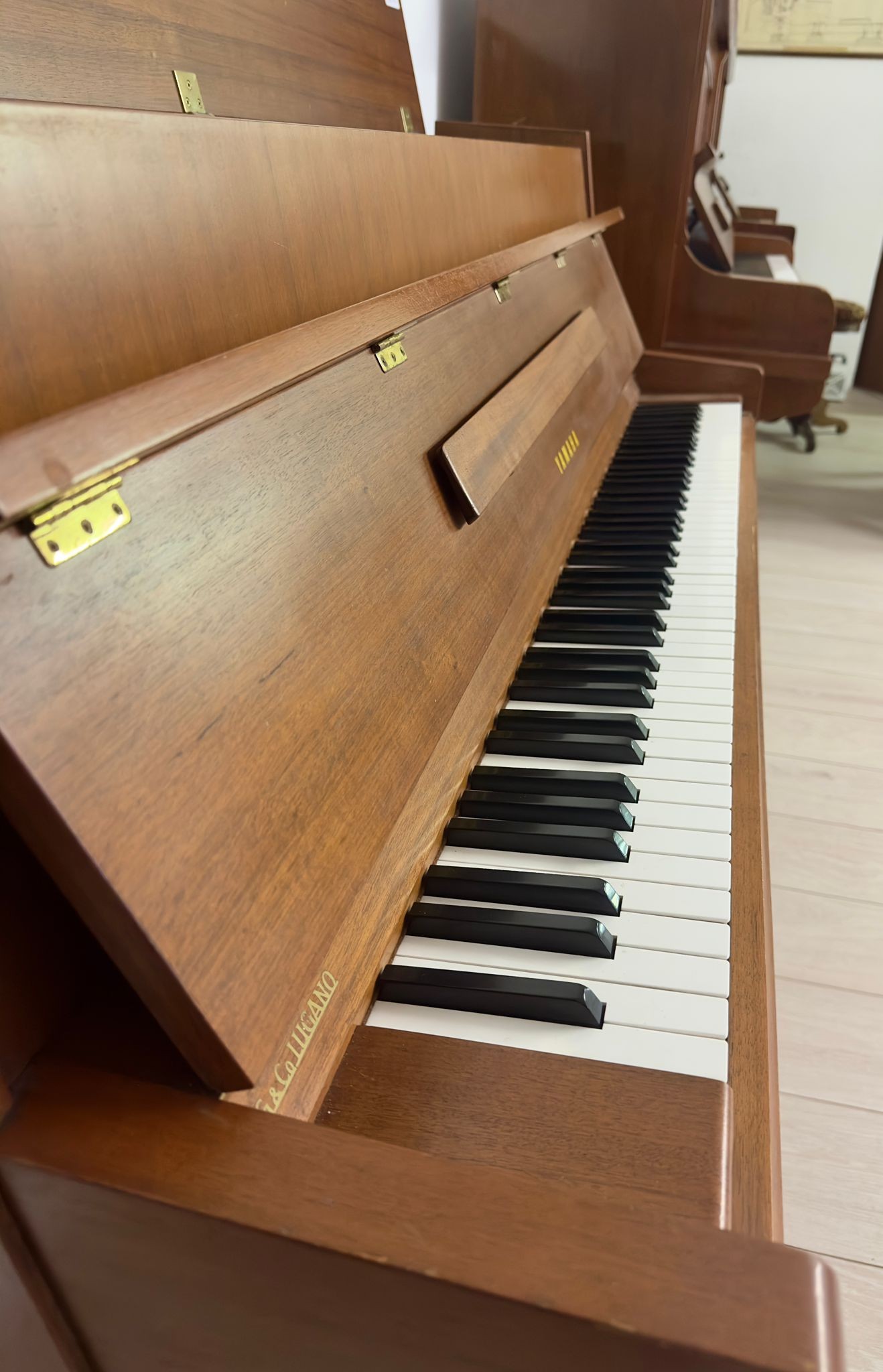 PIANOFORTE ACUSTICO YAMAHA MARRONE