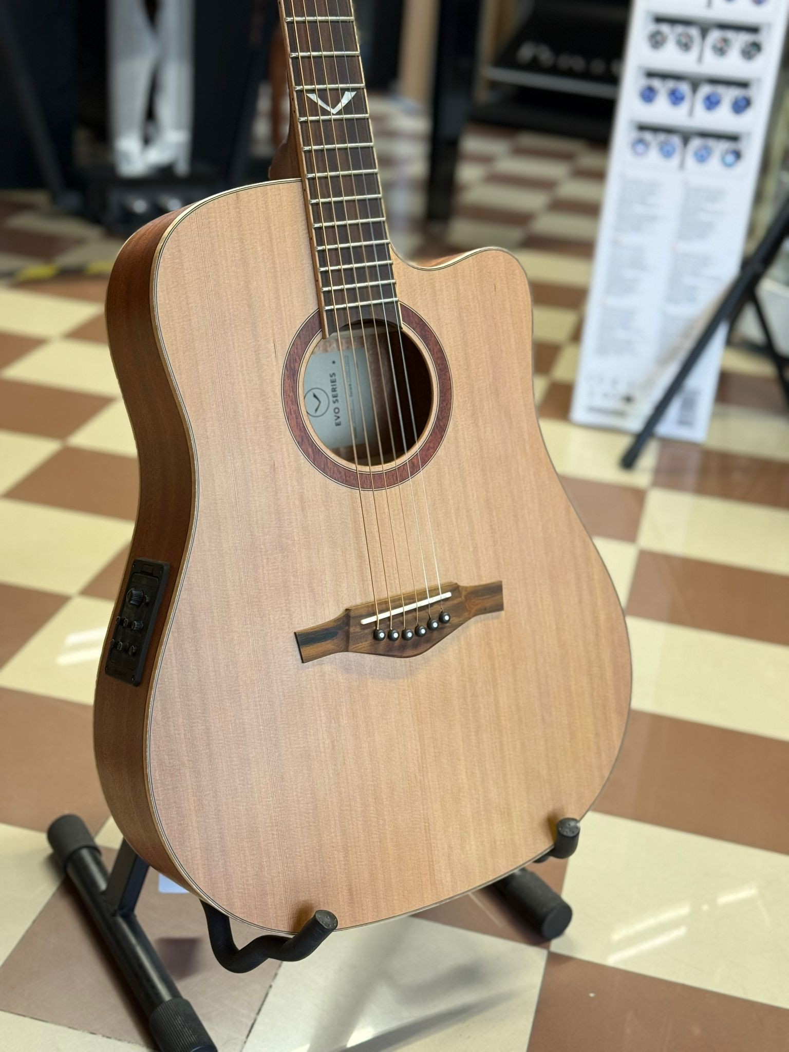 EKO Evo D350CE - CHITARRA ACUSTICA CUTAWAY ELETTRIFICATA NATURALE
