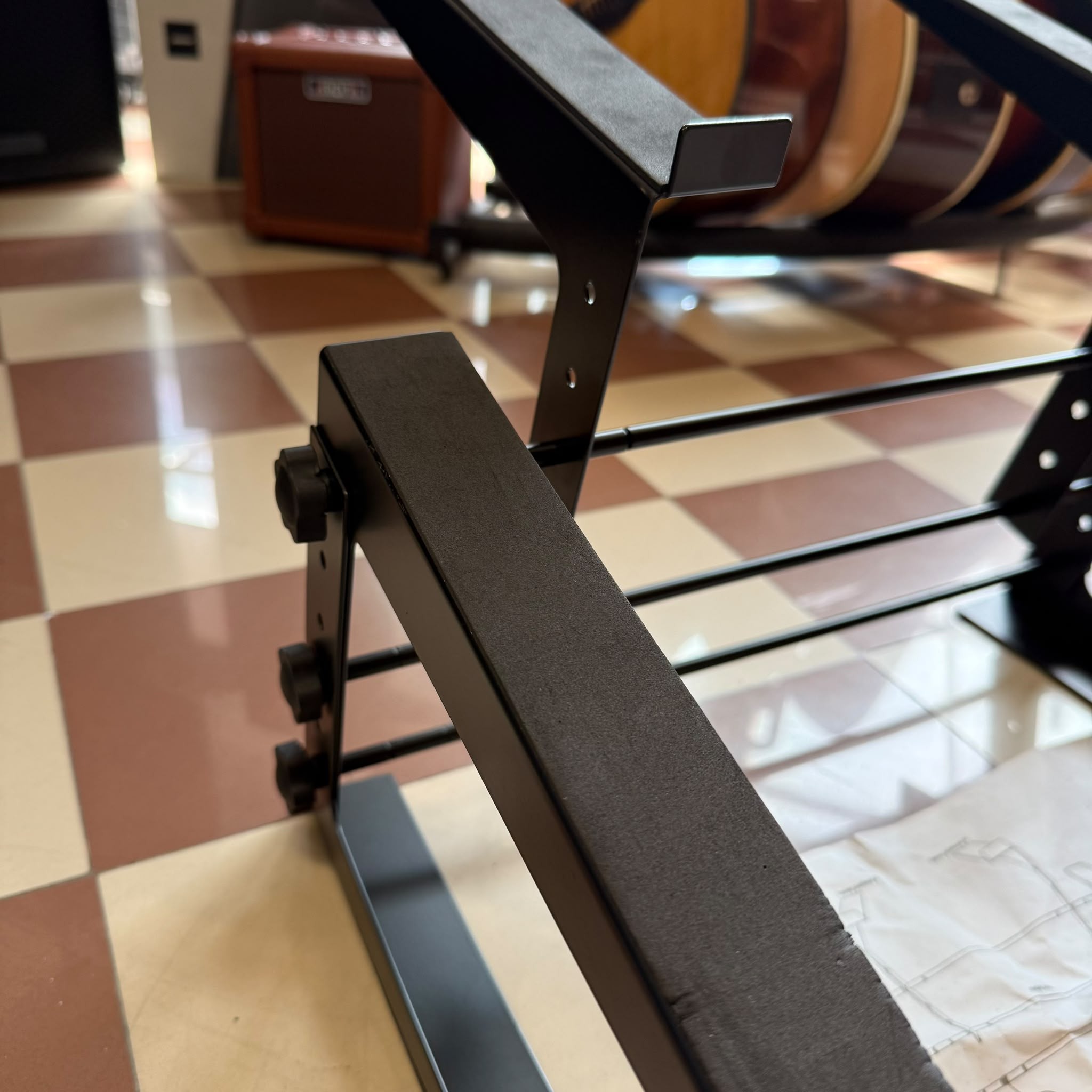 Supporto Stand per PC Laptop, Mixer e Consol Biamplificato Completamente Smontabile in Acciaio Nero