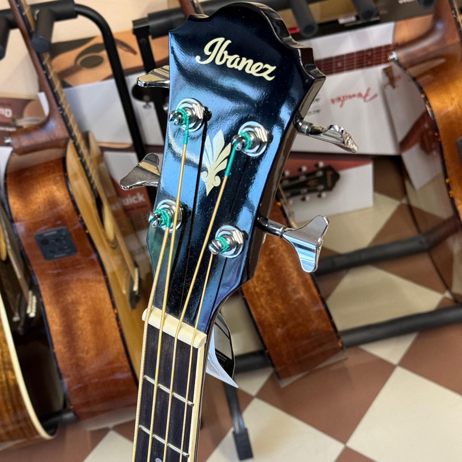 Ibanez AEB8E BK Black - Basso Acustico Elettrificato 4 Corde con Preamplificatore e Accordatore (USATO)