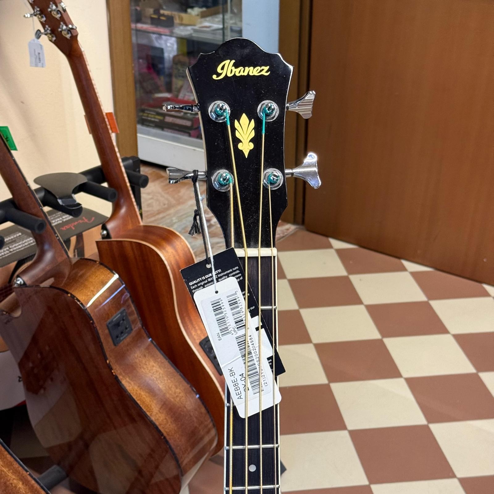 Ibanez AEB8E BK Black - Basso Acustico Elettrificato 4 Corde con Preamplificatore e Accordatore (USATO)