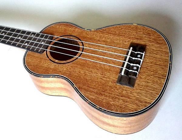 Olveira UK21-AS - ukulele Soprano in mogano