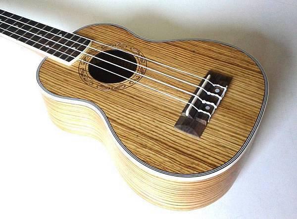 Olveira UK21-B - ukulele Soprano in zebrawood