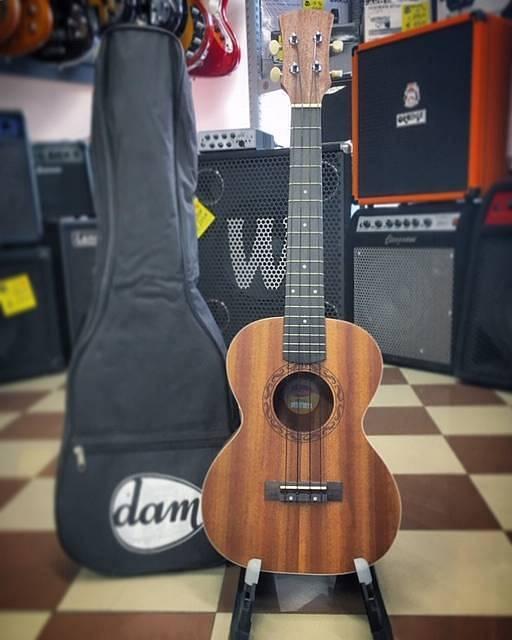 Dam Ukulele tenore UK668-26 con Borsa imbottita