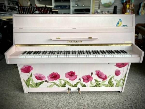 Pianoforte Acustico Verticale Tedesco Zimmermann Rosa Pastello con Grafica Artistica - Piano Ricondizionato