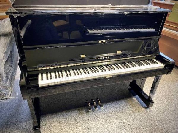 Yamaha U1H pianoforte verticale - rigenerato - matricola H2430349