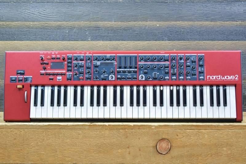 NORD WAVE 2 PERFORMING SYNTHESIZER COME NUOVO Synth a tastiera