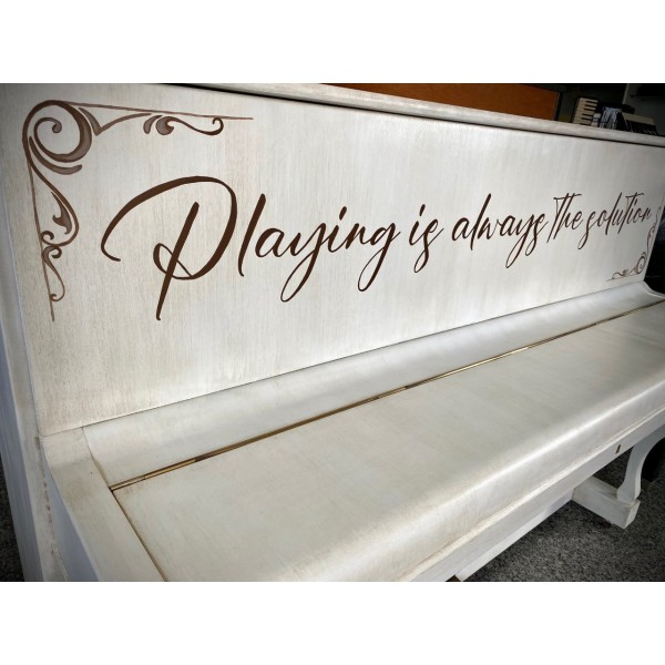 Pianoforte Acustico Verticale Tedesco Legnica Bianco Pastello con Grafica Scritta Artistica - Ricondizionato